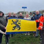 Een deel van de genodigden na de onthulling van de naam van de brug