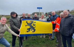 Een deel van de genodigden na de onthulling van de naam van de brug