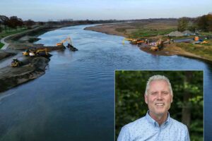 Na 2021 moesten op tal van plaatsen erosiekuilen worden gedicht, zoals bij het veer in Berg aan de Maas. Inzetje: Hermjan Barneveld