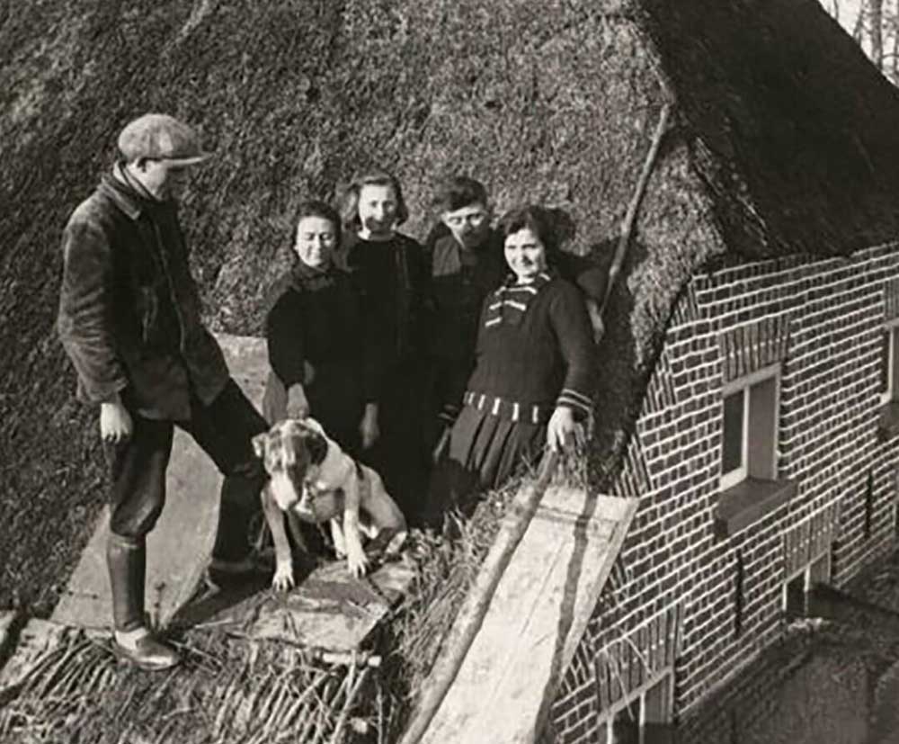 Mensen in het Land van Maas en Waal gevlucht op het dak van hun woning in 1926