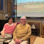 Marieke en Pierre in hun kerkje met op de achtergrond de film over het project Grensmaas die zeker duizend keer is getoond tijdens excursies