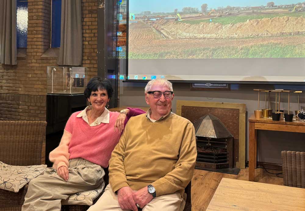 Marieke en Pierre in hun kerkje met op de achtergrond de film over het project Grensmaas die zeker duizend keer is getoond tijdens excursies