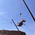 Een hoogwerker wordt op het voordepot getakeld