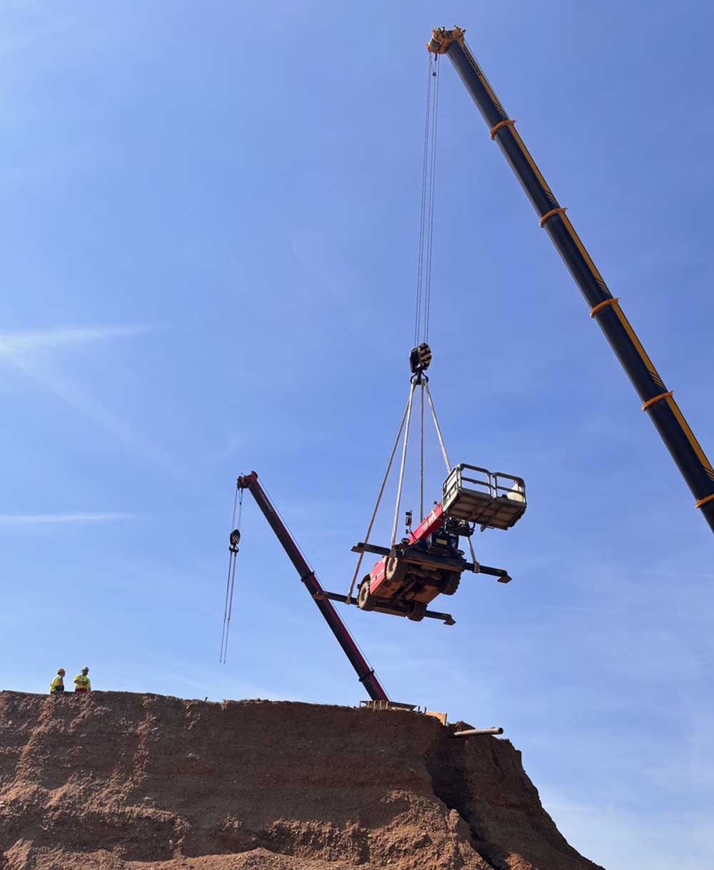 Een hoogwerker wordt op het voordepot getakeld